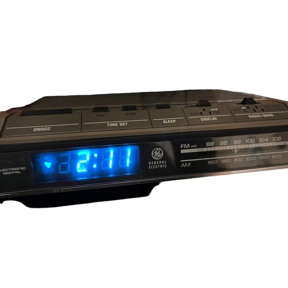 Vintage General Electric GE Alarm Clock Radio Model 7-4642B - Picture 8 of 10